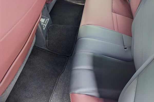 Show the footwell behind driverseat that suitable to water bladder dual cut , tunel + center console cutout (BDC) Top view