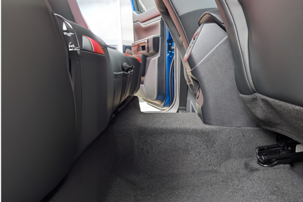 Show the footwell behind driverseat that suitable to water bladder dual cut , tunel + center console cutout (BDC)
